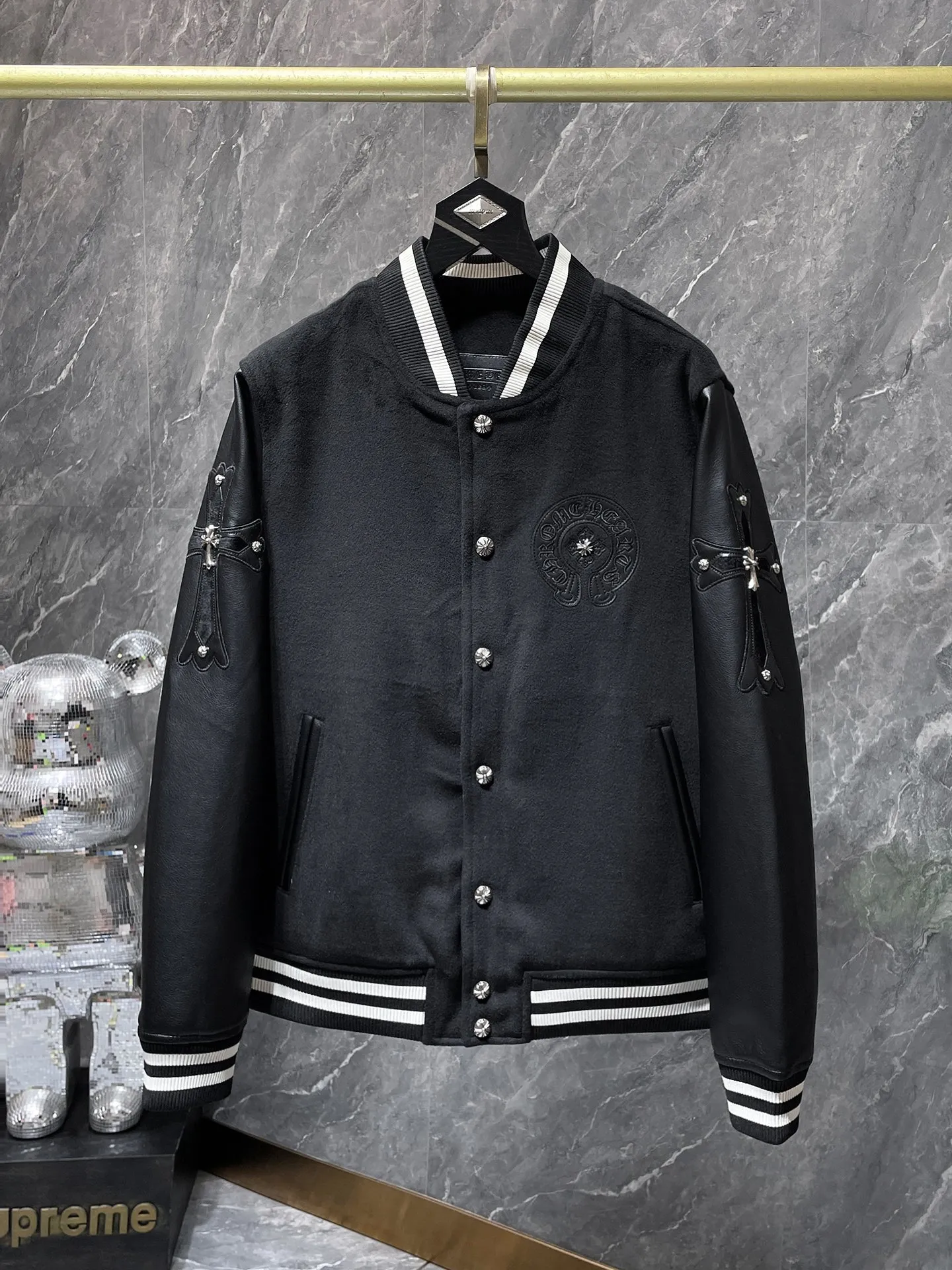 P436 new highest version! Chrome Hearts 🍁Winter clothing is here🍁 Sanskrit cross woolen leather sleeves spliced ​​with baseball embroidery cotton clothes, heavy embroidery ➕ special craftsmanship for double sleeve splicing, counter synchronization, heavy industry! ! Customized version of thickened woolen fabric, silk lining, customized version of hardware, not the ordinary version on the market! ! 🌈Recommended colors: black red 🌈Code numbers: S, M, L, XL